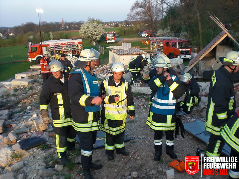Bild 6 von 28 Je bunter desto wichtiger: Einsatzleiter und Gruppenf&uuml;hrer besprechen das weitere vorgehen