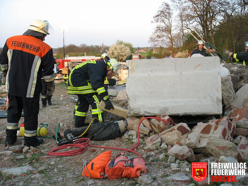 Bild 11 von 28 Das Betonteil wird St&uuml;ck f&uuml;r St&uuml;ck angehoben.