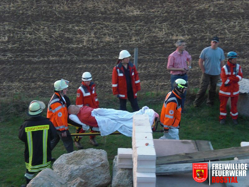 Bild 15 von 28 Abtransport eines Verletzten