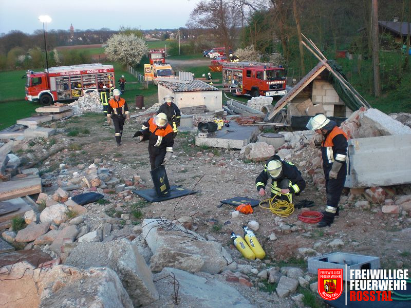 Bild 16 von 28 Ger&auml;tschaften werden wieder aufger&auml;umt.