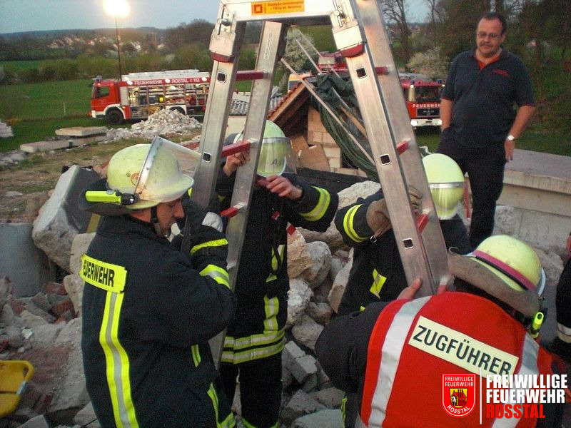Bild 25 von 28 Die Rettungsaktion wird von KBM Horst Sterneckert beobachtet.