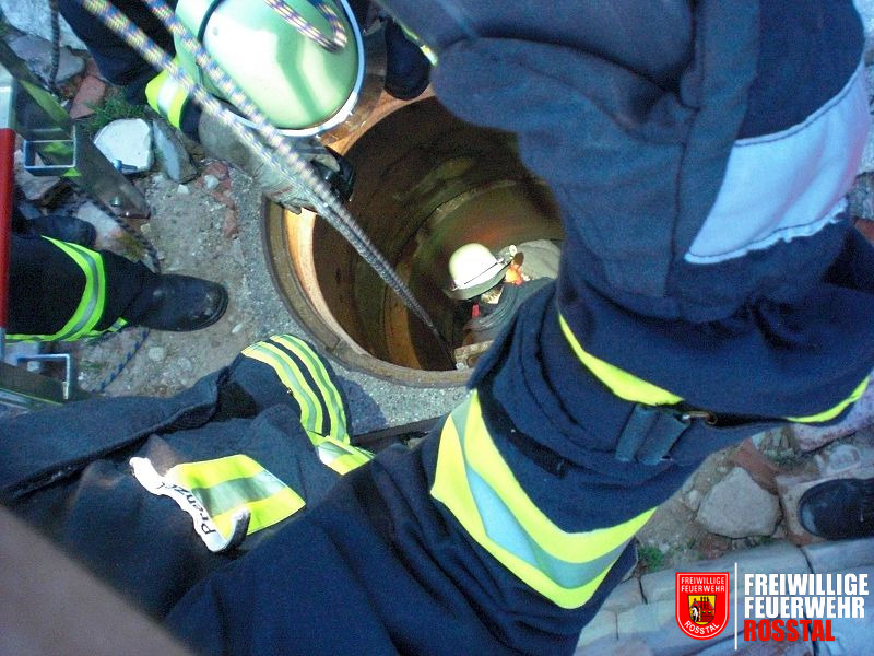 Bild 26 von 28 Ein Opfer wird mittels Flaschenzug aus dem Schacht gerettet