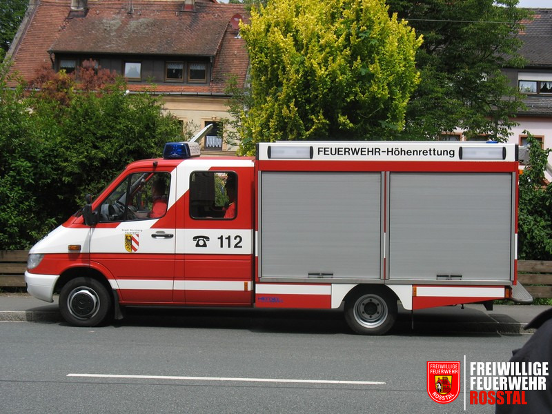 Bild 1 von 5 Die H&ouml;henrettungsgruppe der Berufsfeuerwehr N&uuml;rnberg trifft ein