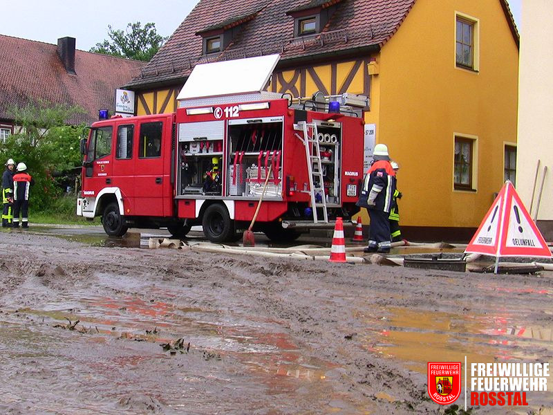 Bild 1 von 1 Das Wasser auf der Buchschwabacher Hauptstra&szlig;e ging schnell zur&uuml;ck, der Schlamm blieb.