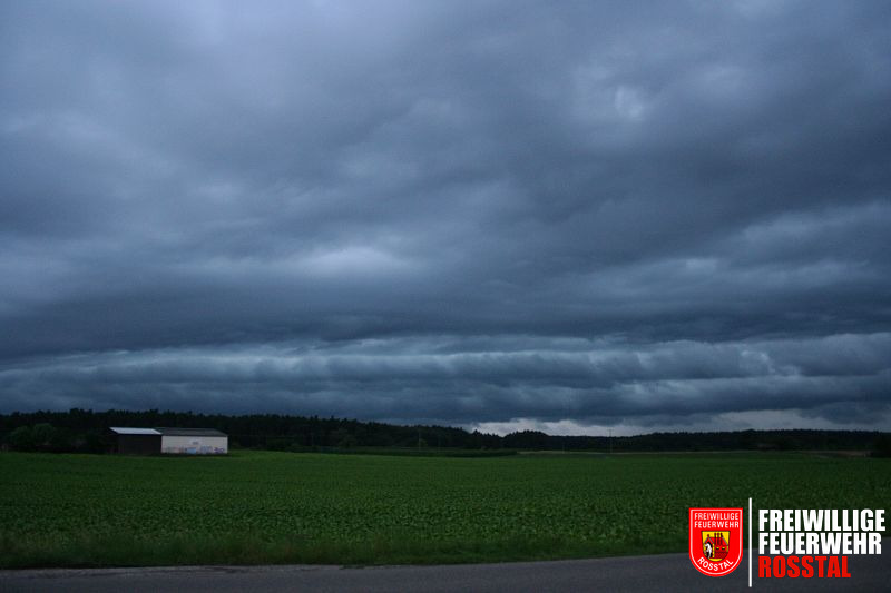 Bild 4 von 16 Das schlechte Wetter k&uuml;ndigt sich schon an. Am sp&auml;ten Abend begann es zu regnen und zu st&uuml;rmen. Ein Zelt st&uuml;rzte ein und musste im str&ouml;menden Regen wieder aufgestellt werden.