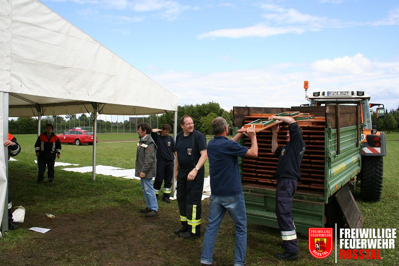 Bild 15 von 16 Die Zelte werden bei strahlendem Sonnenschein abgebaut.