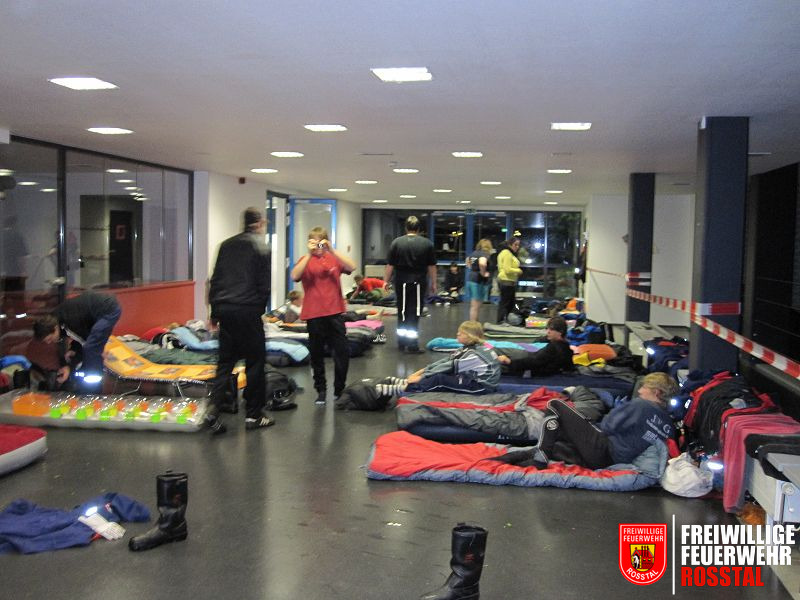 Bild 16 von 16 Noch in der Nacht mussten einige Feuerwehren wegen &uuml;berfluteten Zelten in das Notausweichquartier in der Hauptschule umziehen.