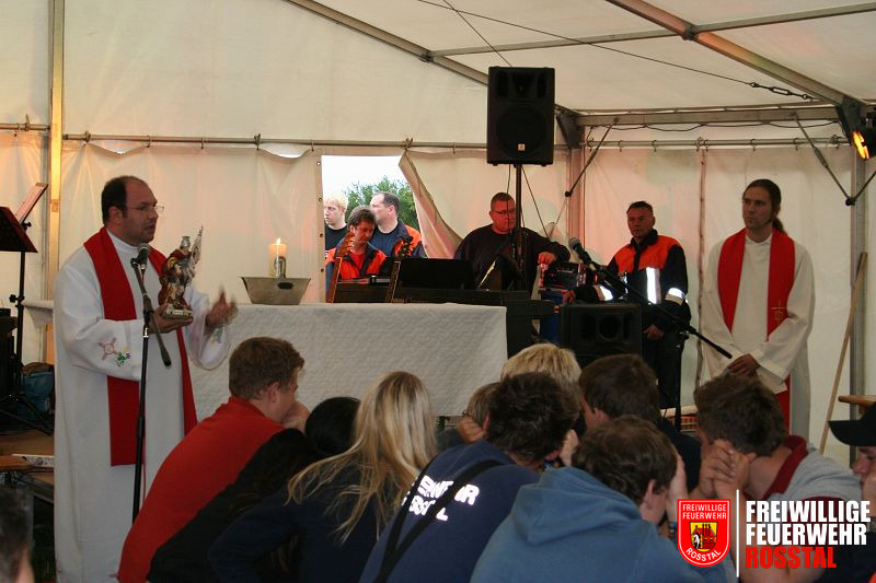 Bild 1 von 16 Jugenddiakon Bernd Rohrbach und Kaplan Michael Radtke bei der Andacht