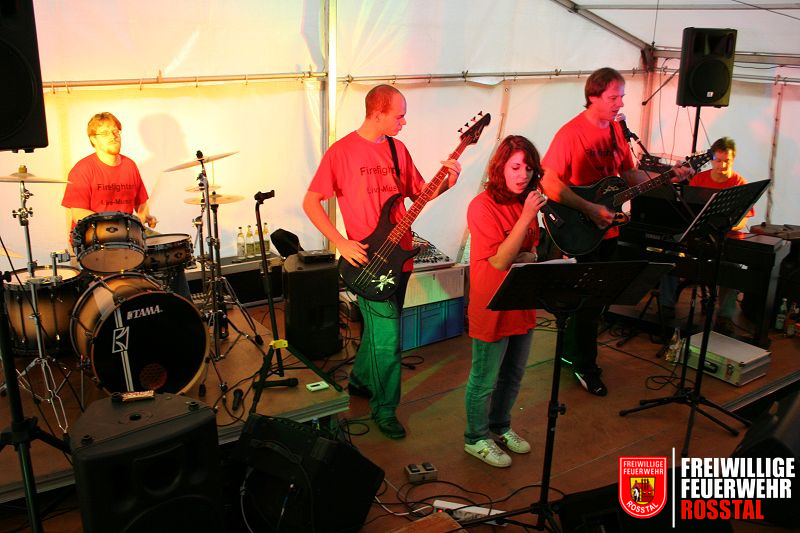 Bild 3 von 16 Die "Firefighters" legen los: Andi, J&ouml;rg, Nina, Harry und Stegi (v. l. n. r.)