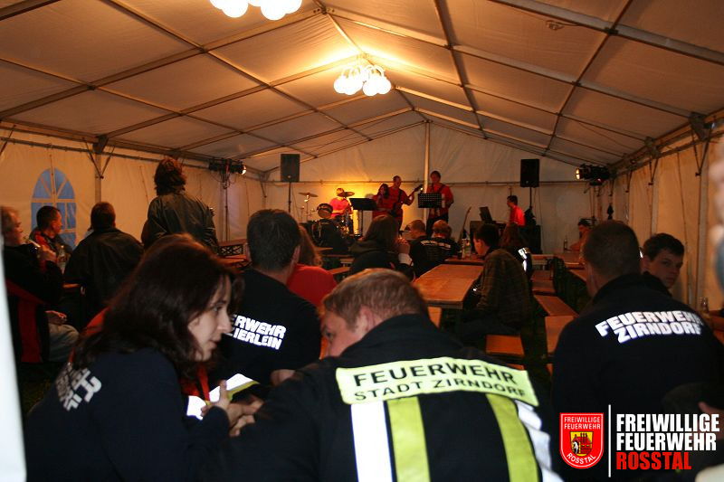 Bild 4 von 16 Die Band sorgt f&uuml;r gute Stimmung im Zelt