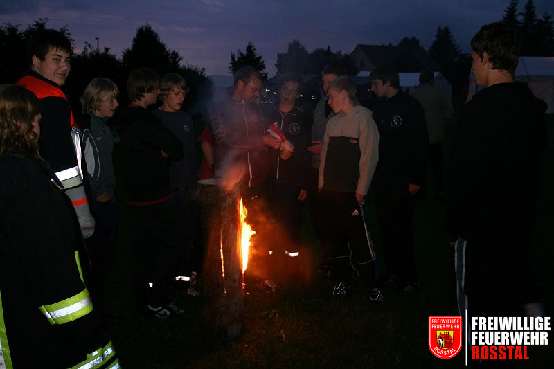 Bild 5 von 16 Derweil werden drau&szlig;en mehrere kleine Lagerfeuer entz&uuml;ndet.