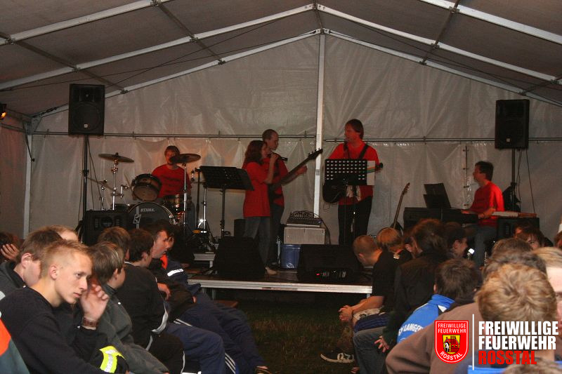 Bild 10 von 16 Im Zelt tobt die Musik.