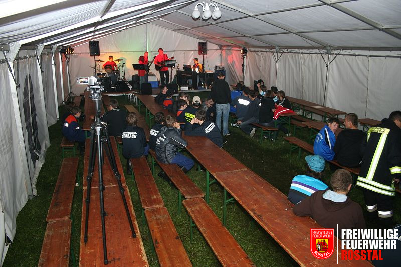 Bild 15 von 16 Die leeren Bierb&auml;nke t&auml;uschen etwas - es hatte gerade aufgeh&ouml;rt zu Regnen und viele gesellten sich zum Lagerfeuer. Die Musik war ja auch drau&szlig;en zu h&ouml;ren.