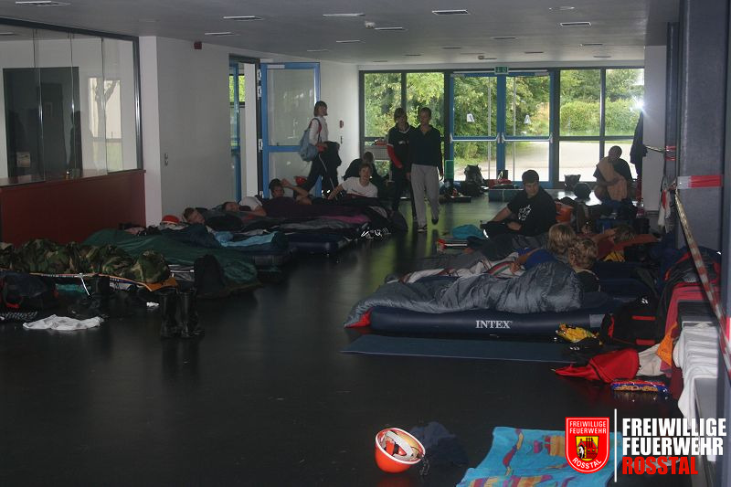 Bild 7 von 28 Das Notquartier in der Hauptschule f&uuml;r alle mit &uuml;berschwemmtem Zelt