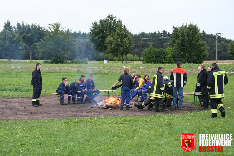Bild 8 von 28 Auch am morgen spendete das Lagerfeuer noch W&auml;rme