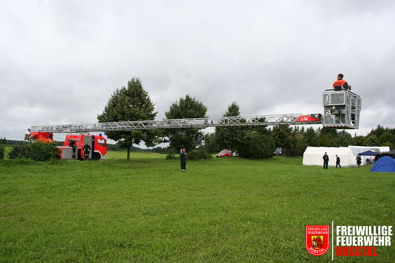 Bild 13 von 28 Die Drehleiter der FF Zirndorf macht sich bereit zum Fotoshooting