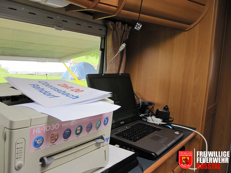 Bild 6 von 16 Die "B&uuml;ror&auml;ume" sind mit Hightech ausgestattet: Drucker, 2 Laptops, WLAN, UMTS-Router und eine Webcam sorgen f&uuml;r einen reibungslosen Ablauf.