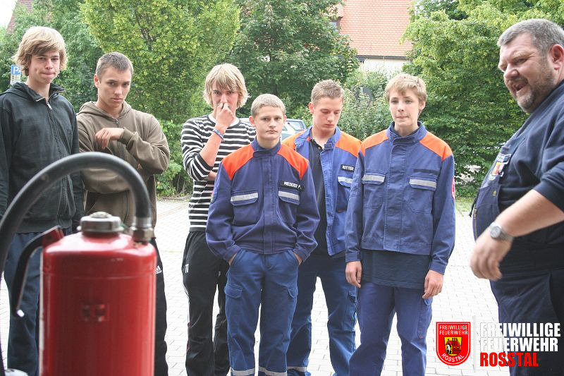 Bild 4 von 30 Kdt. Perzinger &uuml;ber das L&ouml;schen mit Feuerl&ouml;schern