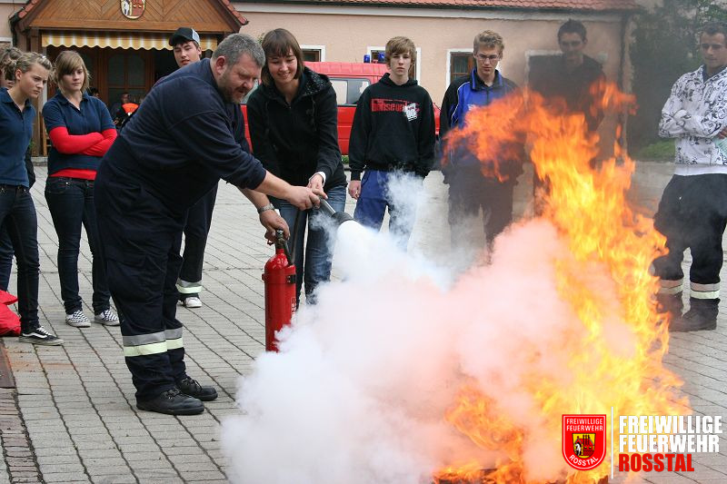 Bild 5 von 30 L&ouml;schen eines Feuers mit dem CO2-L&ouml;scher