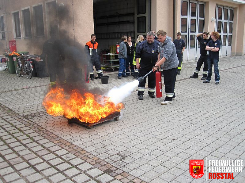 Bild 6 von 30 L&ouml;schen eines Feuers mit dem CO2-L&ouml;scher