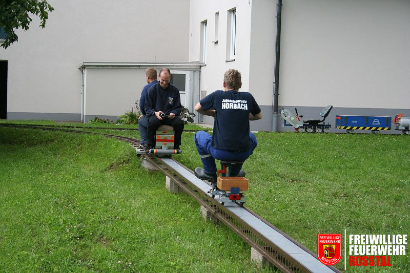 Bild 22 von 30 Der Kameramann filmt eine Fahrt.