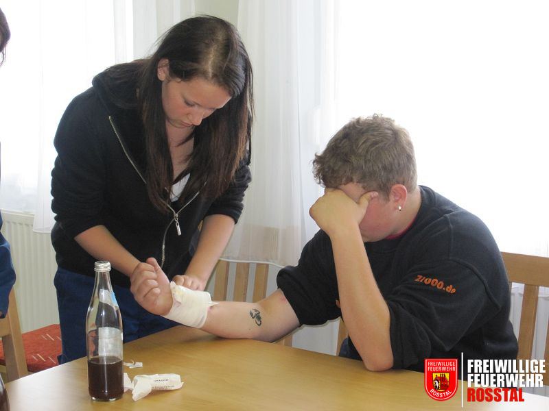 Bild 3 von 20 Ein Druckverband wird angelegt