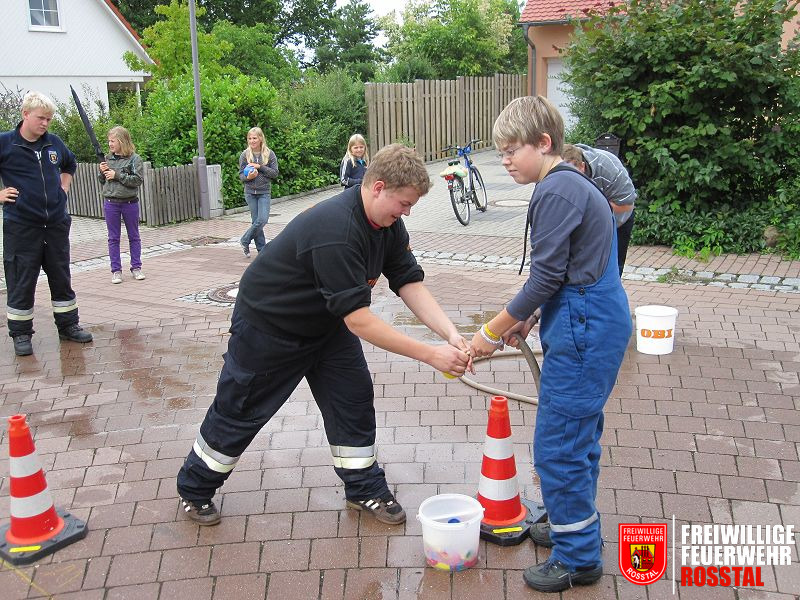 Bild 13 von 20 Die Wasserballons werden bef&uuml;llt ...