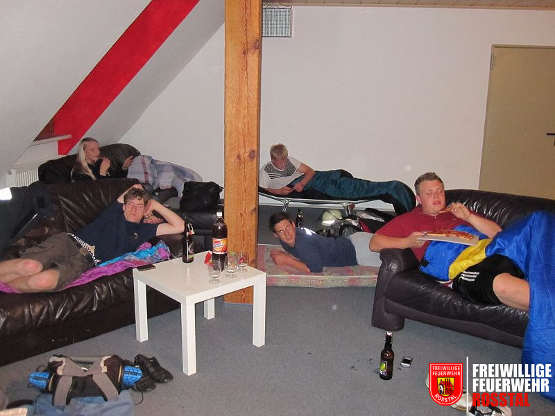 Bild 18 von 20 ... im Jugendraum im Feuerwehrhaus &uuml;bernachtet wird.