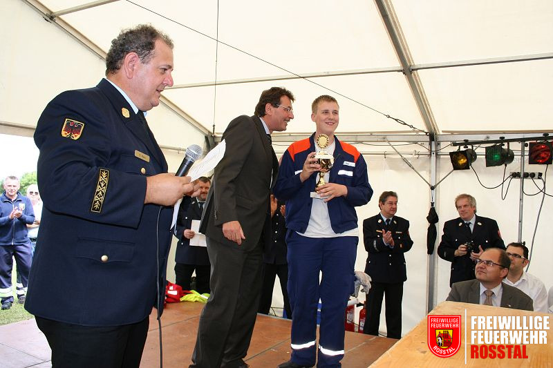 Bild 12 von 13 Der Pokal zum 1. Platz wird an die FF Tuchenbach &uuml;bergeben.