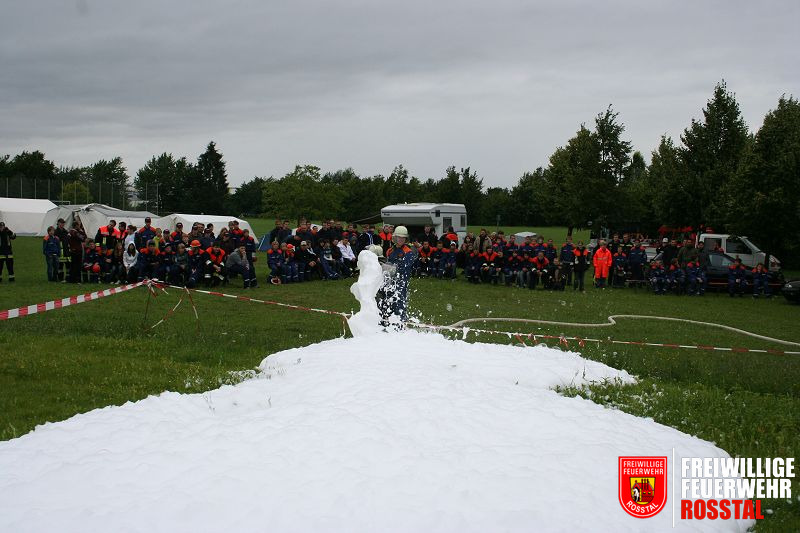 Bild 2 von 19 Jugendfeuerwehr Gro&szlig;weismannsdorf: Es wurde extra ein "Bio-Schaummittel" besorgt