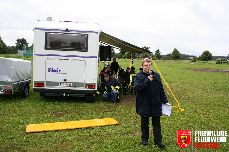 Bild 9 von 19 Kreisjugendwart Erwin Kress k&uuml;ndigt die Vorf&uuml;hrung der FF Tuchenbach an
