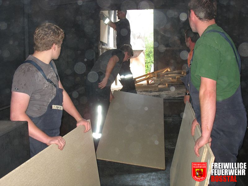 Bild 2 von 18 Die Spanplatten werden im Container angebracht.