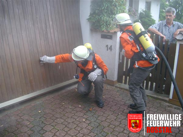 Bild 1 von 5 Zuerst wurde das Garagentor auf Hitze &uuml;berpr&uuml;ft.