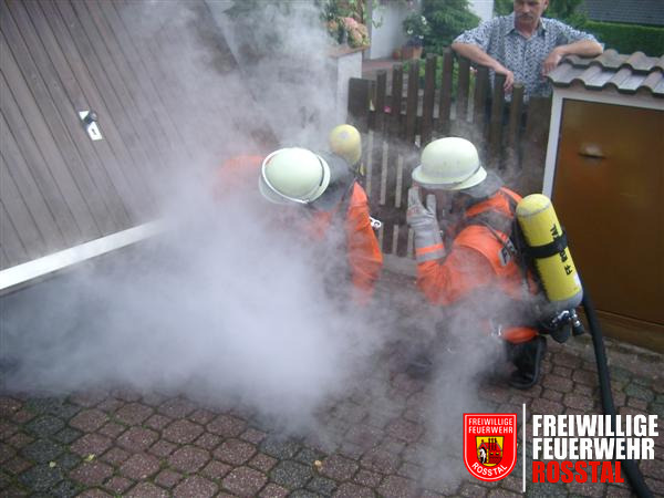 Bild 2 von 5 Der Atemschutztrupp (die Jugendlichen nat&uuml;rlich ohne Maske) ging am Boden in die Garage vor.
