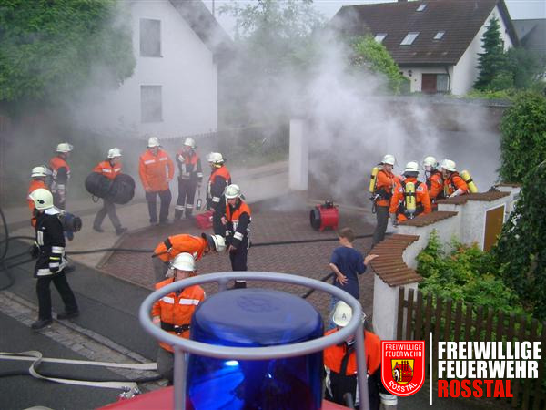 Bild 4 von 5 Die &Uuml;bung sah so realistisch aus, dass mehrere Anwohner an einen richtigen Brand glaubten.