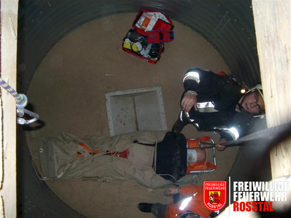 Bild 3 von 4 Das Unfallopfer wurde versorgt und kann nun mit Hilfe des Rollglisses und einer Bergwachttrage geborgen werden.