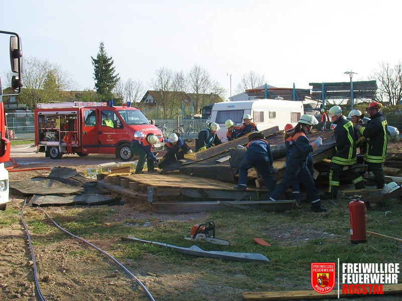 Bild 6 von 16 Alle packen mit an