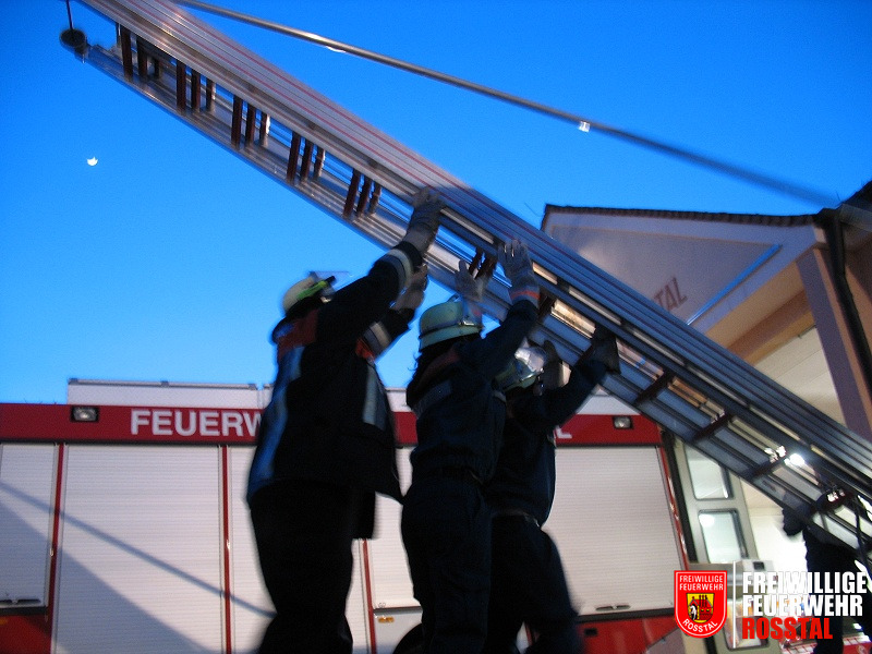 Bild 1 von 16 Aufstellen einer Schiebleiter in der Abendd&auml;mmerung