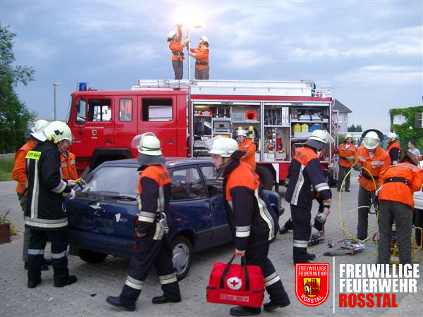 Bild 2 von 7 Auf diesem Bild ist die Arbeitsteilung gut zu sehen:Oben - Die Beleuchtung wird aufgebautRechts - Spreizer, Schere und das Motorpumpenaggregat werden in Betrieb gesetztLinks - Die Heckscheibe wird mit dem Glasmaster (gelb) zersplittert