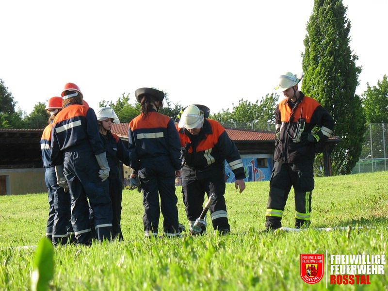 Bild 5 von 16 Der Aufbau einer Wasserkanone wird erkl&auml;rt
