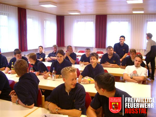 Bild 1 von 6 Die angehenden Berufsfeuerwehrler versammeln sich im Unterrichtsraum. Nach einer kurzen Begr&uuml;&szlig;ung durch den Jugendwart Ingo Schubert werden die Fahrzeugbesatzungen ausgelost.