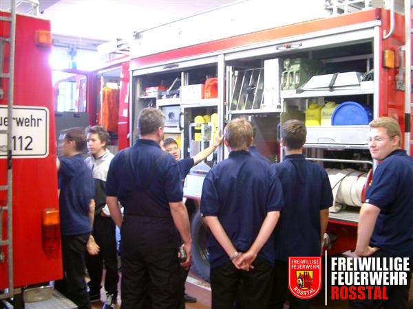 Bild 4 von 6 Die Besatzungen werden von ihren Gruppenf&uuml;hrern in ihr Fahrzeug eingewiesen.