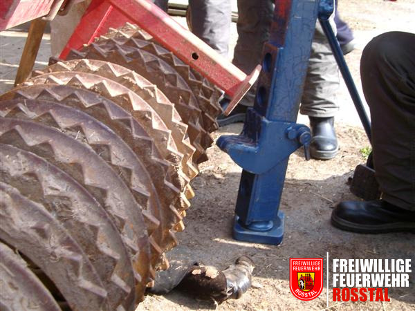 Bild 2 von 6 Das "landwirtschaftliche Ger&auml;t", welches auf der Person liegt, bietete kaum Angriffsfl&auml;che.
