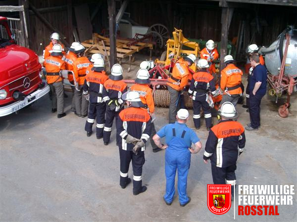 Bild 3 von 6 Alle Ausbilder (erkennbar an den dunkelblauen Schutzanz&uuml;gen) sahen sich die weitgehend selbst&auml;ndige Arbeit der Jugendlichen an. Nur selten ben&ouml;tigten die gut ausgebildeten Feuerwehranw&auml;rter Hilfe.