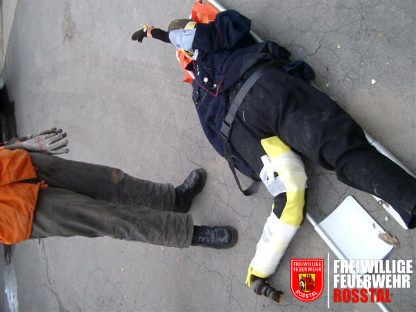 Bild 5 von 6 Das gebrochene Bein musste geschient werden.