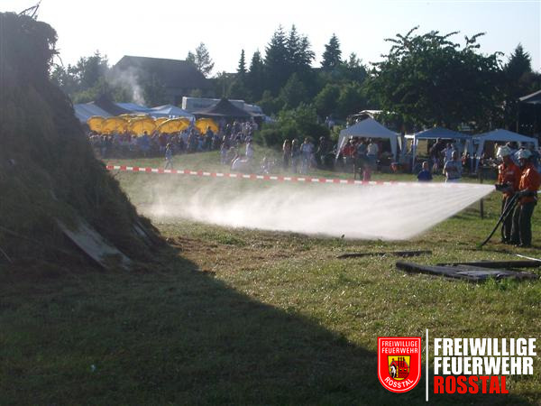 Bild 1 von 8 Da es die letzten Tage nicht geregnet hatte, wird das trockene Gras nass gemacht.