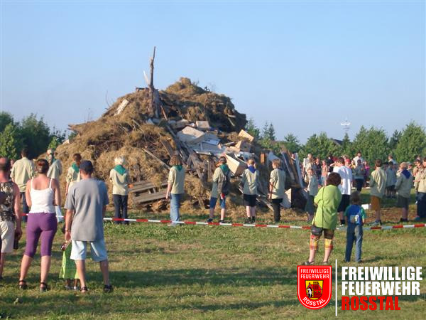 Bild 2 von 8 Die Pfadfinder stehen kurz davor das Feuer zu entfachen.