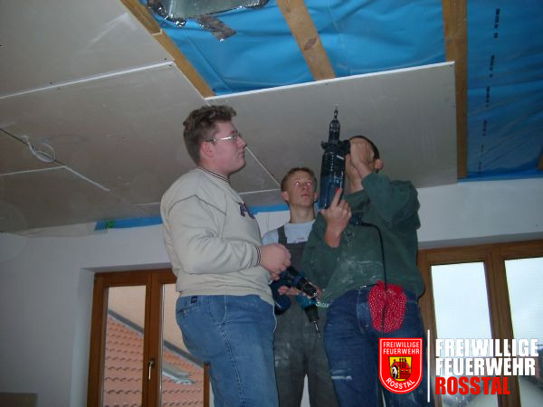 Bild 1 von 13 November 2001: Die Deckenplatten werden montiert.