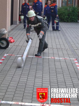 Bild 4 von 18 4. Pr&uuml;fung: Auswerfen eines Schlauchs (max. 15 Sekunden)