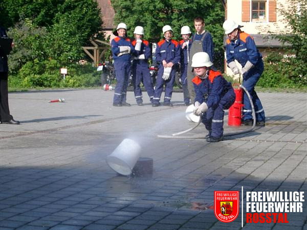 Bild 8 von 18 8. Pr&uuml;fung: Umspritzen eines Eimers mit der K&uuml;belspritze (max. 30 Sekunden)